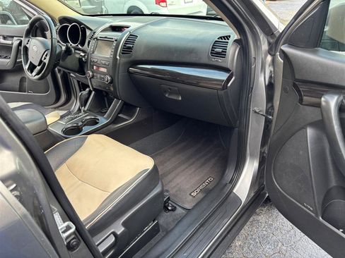 Used 2011 Kia Sorento EX w/ Limited Pkg FWD image 10