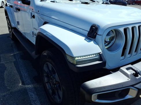 Used 2018 Jeep Wrangler Unlimited Sahara w/ Dual Top Group AWD/4WD image 19