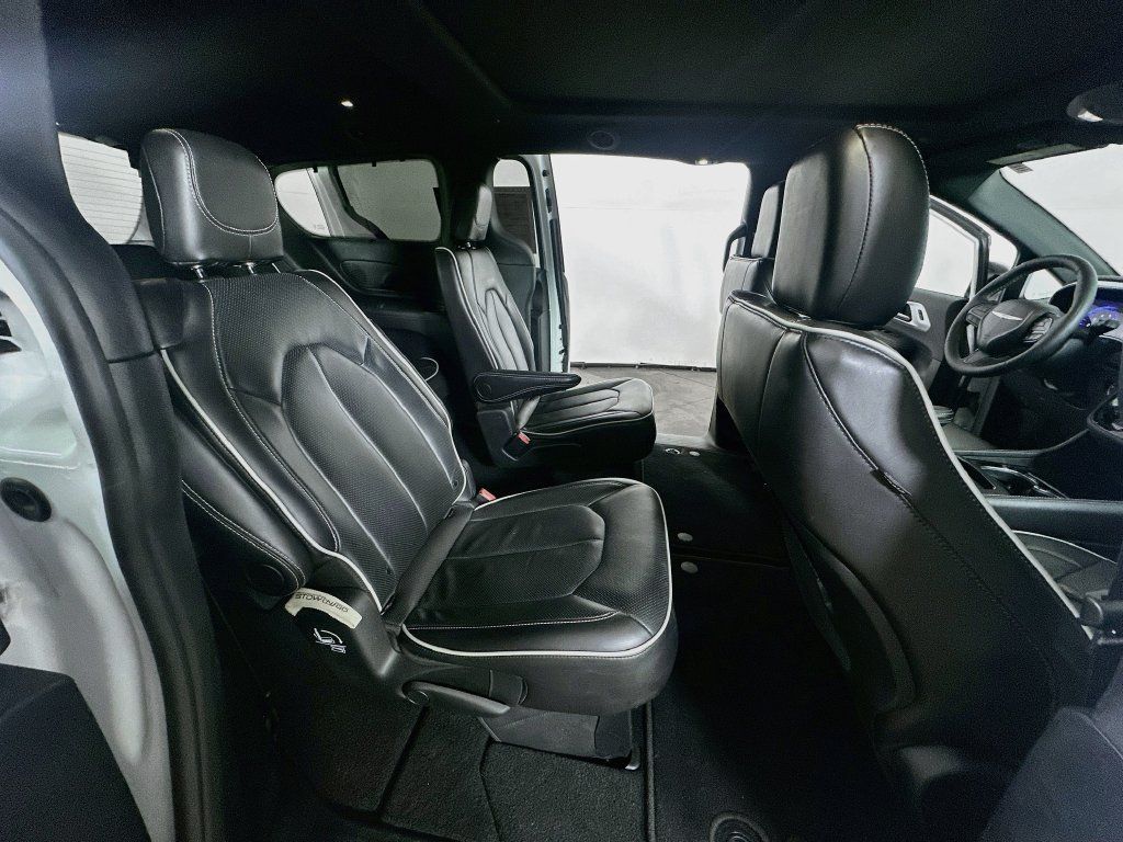Used 2025 Chrysler Pacifica Limited FWD image 11