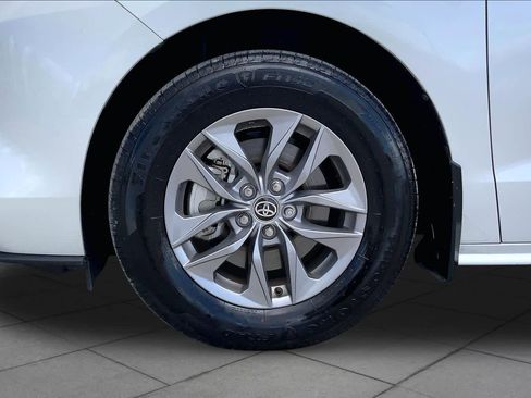 Used 2025 Toyota Sienna XLE w/ XLE Plus Package FWD image 11