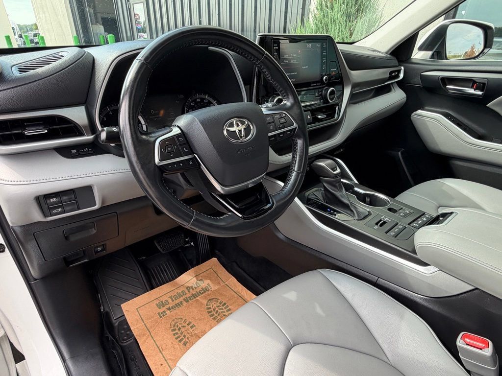 Used 2021 Toyota Highlander XLE AWD/4WD image 11