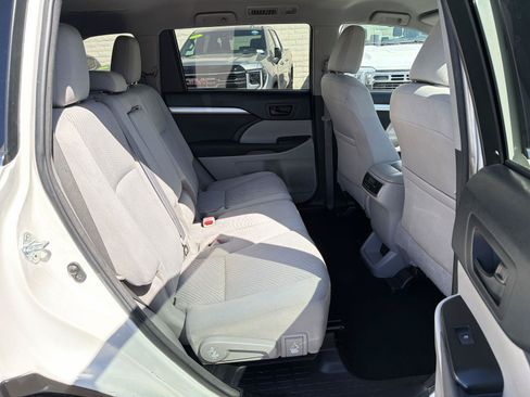 Used 2017 Toyota Highlander LE FWD image 24