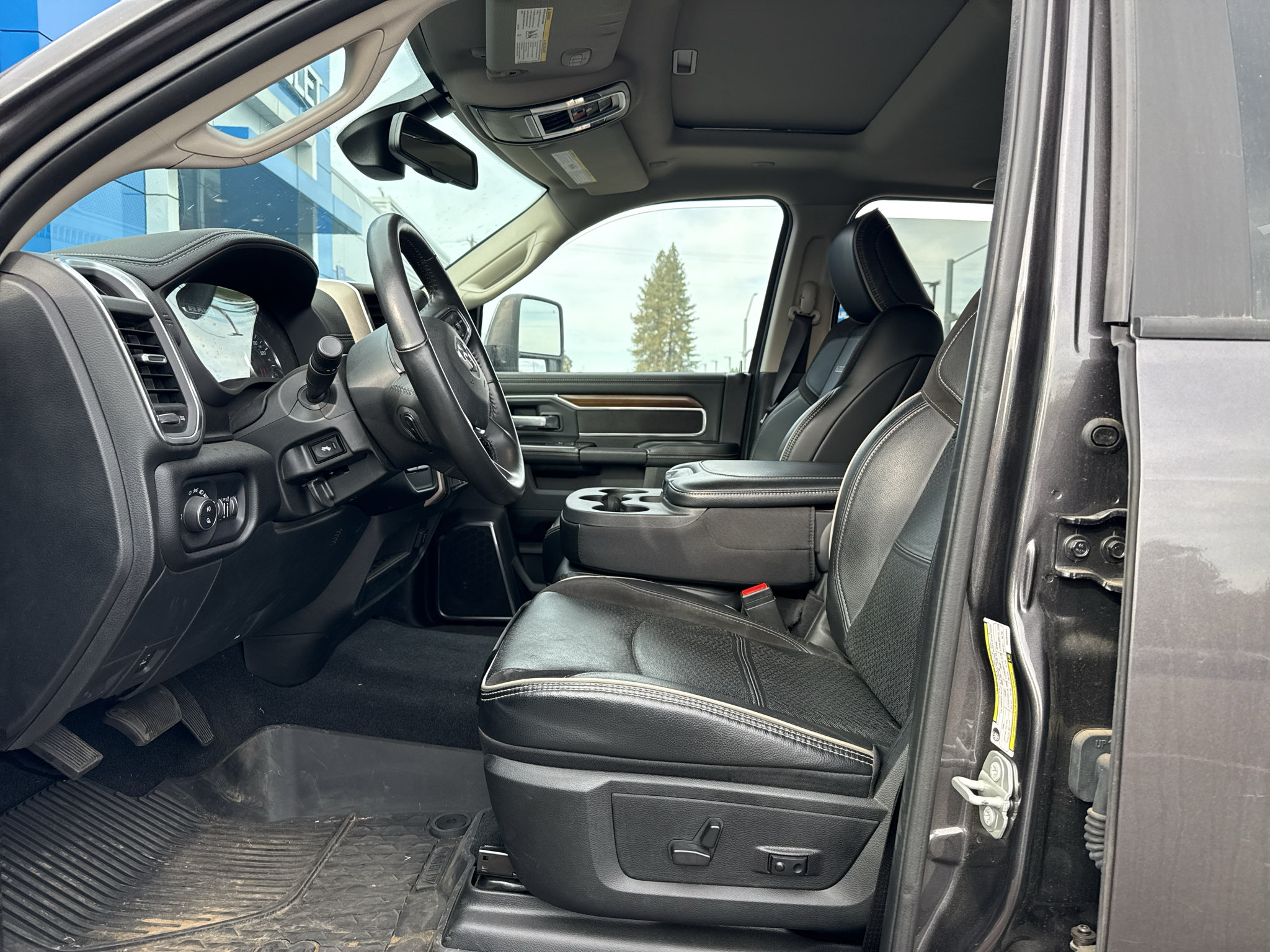 Used 2024 RAM 3500 Laramie AWD/4WD image 6