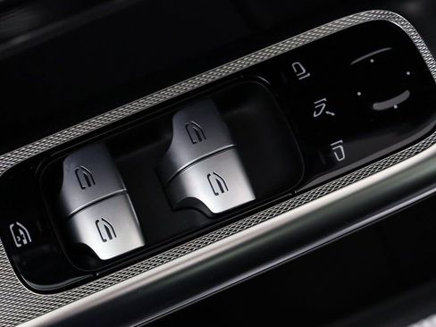 Used 2025 Mercedes-Benz GLC 350e 4MATIC image 16