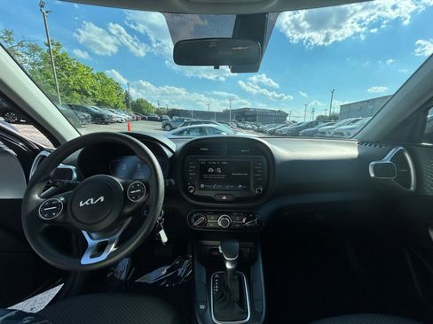 Used 2025 Kia Soul LX w/ LX Technology Package FWD image 28