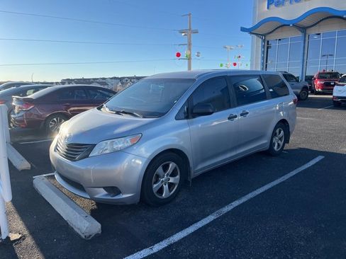 Used 2015 Toyota Sienna L image 1
