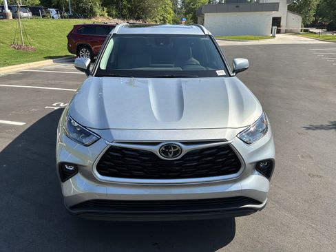 Used 2025 Toyota Highlander XLE AWD/4WD image 3