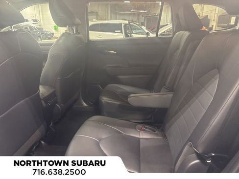 Used 2023 Toyota Highlander L image 4