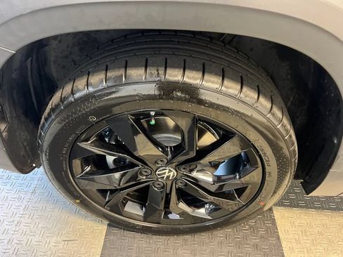 Certified 2022 Volkswagen Taos SE FWD image 8