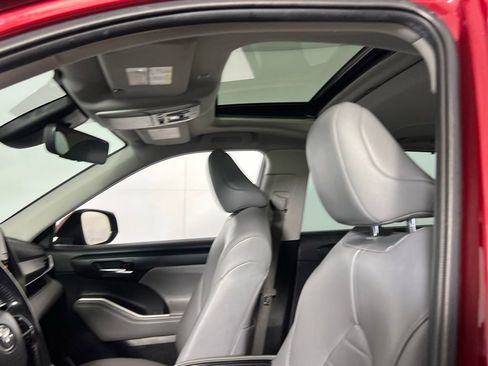 Used 2021 Toyota Highlander XLE image 21