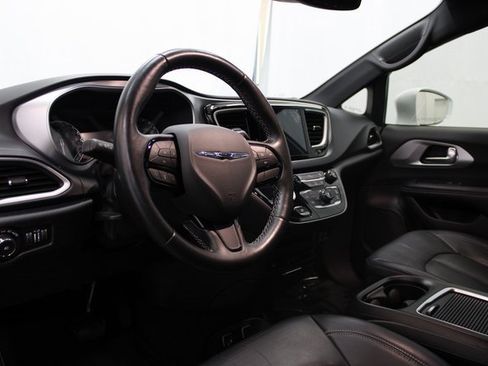 Used 2020 Chrysler Pacifica Touring-L Plus w/ S Appearance Package image 14