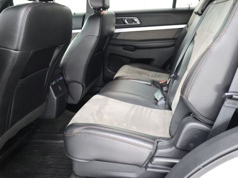 Used 2017 Ford Explorer XLT w/ XLT Appearance Package AWD/4WD image 8