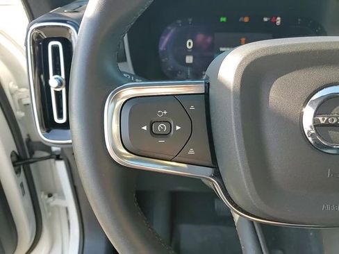 Used 2025 Volvo XC40 B5 Core image 17