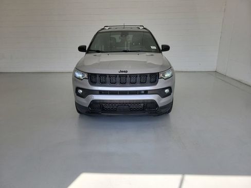 Used 2024 Jeep Compass Latitude w/ Convenience Group AWD/4WD image 3