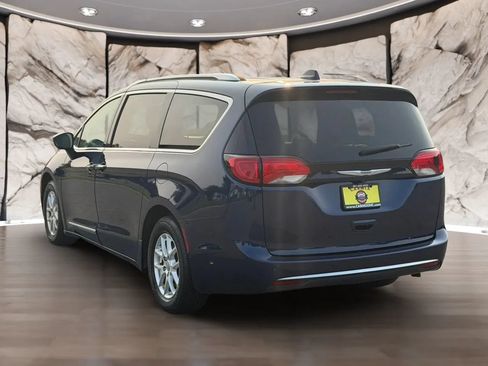 Used 2020 Chrysler Pacifica Touring-L FWD image 7