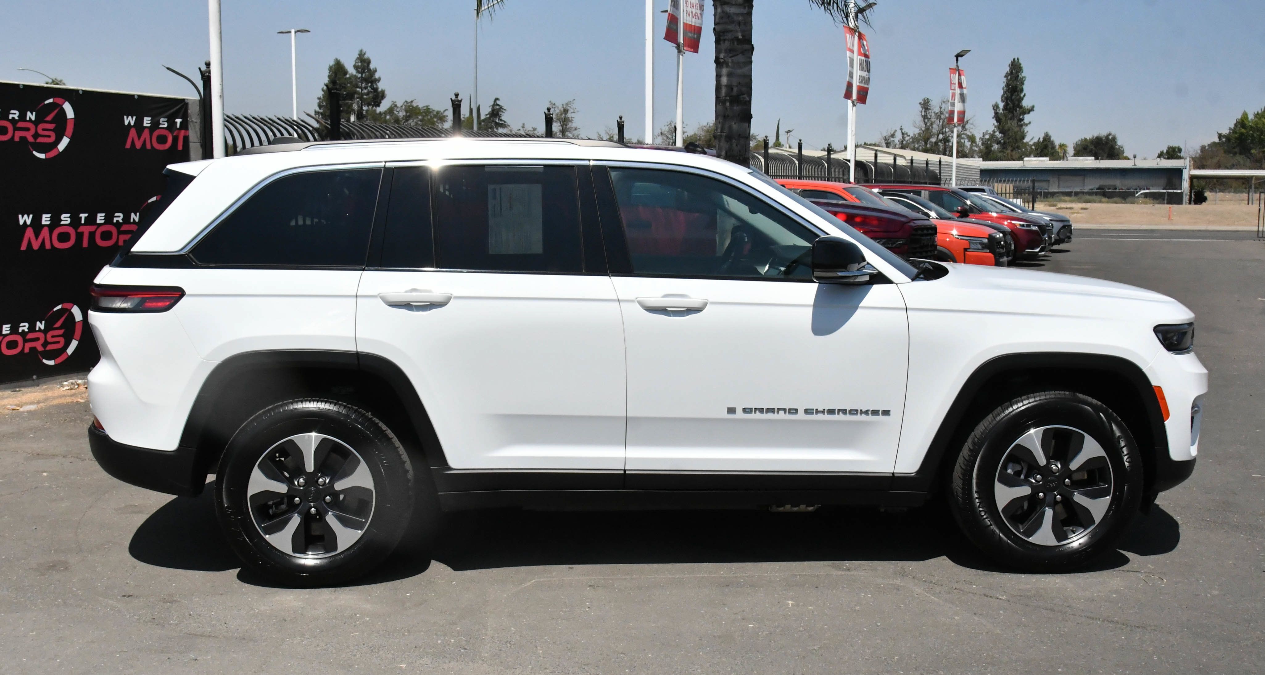 Used 2024 Jeep Grand Cherokee Limited 4xe AWD/4WD image 9