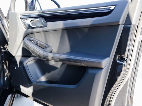 Certified 2025 Porsche Macan image 28