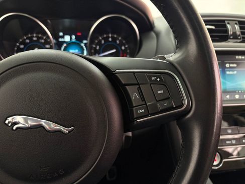 Used 2019 Jaguar F-PACE Premium image 27