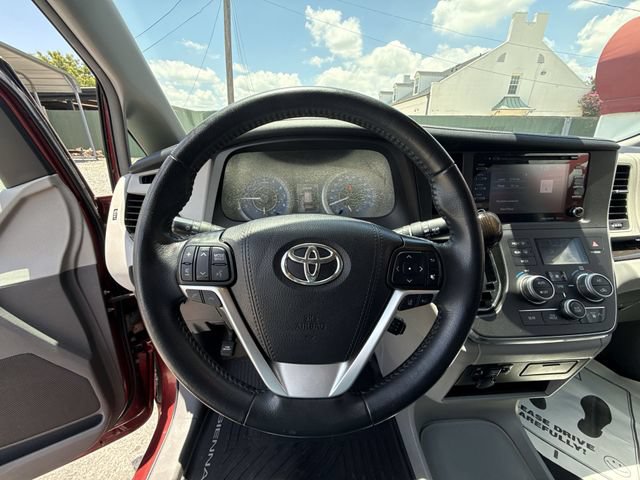 Used 2019 Toyota Sienna XLE FWD image 14