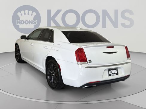 Used 2015 Chrysler 300 Limited w/ Driver Convenience Group AWD/4WD image 4