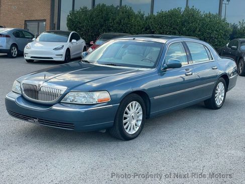 Used 2003 Lincoln Town Car Signature RWD image 3
