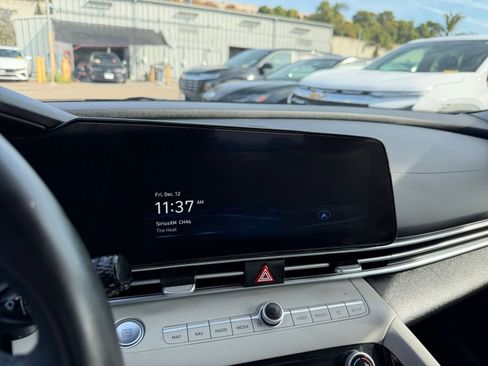 Used 2025 Hyundai Elantra Limited image 21