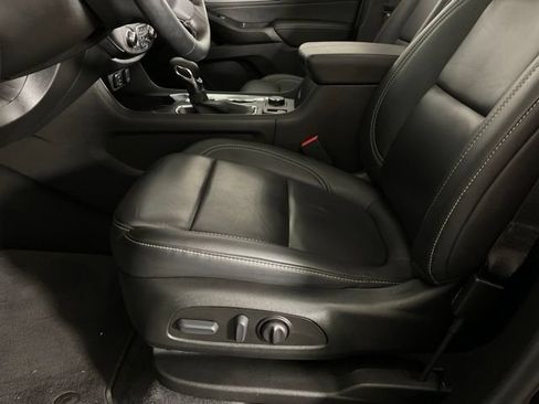 Used 2023 Chevrolet Traverse LT w/ LT Premium Package AWD/4WD image 34