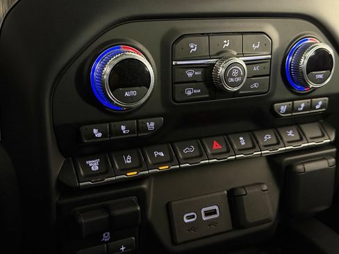 Used 2022 GMC Sierra 3500 Denali w/ Denali Ultimate Package AWD/4WD image 19