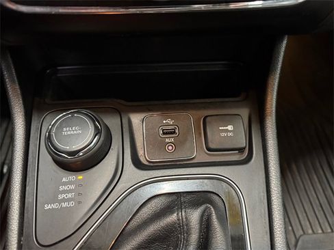 Used 2019 Jeep Cherokee Limited image 16