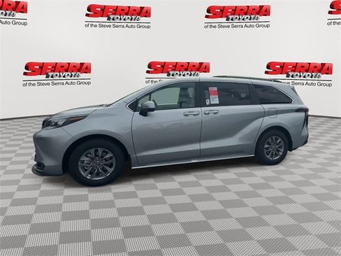 Used 2025 Toyota Sienna XLE image 7