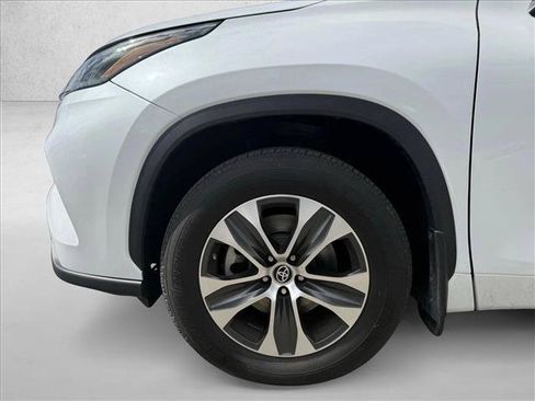Used 2023 Toyota Highlander XLE AWD/4WD image 21