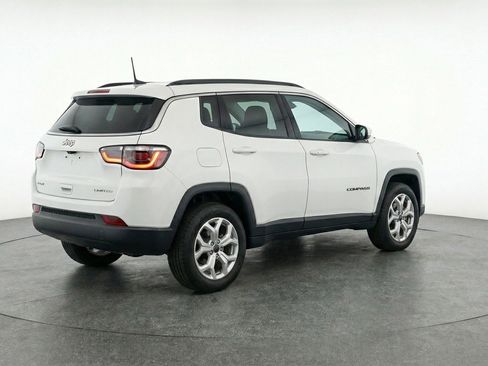 Used 2025 Jeep Compass Latitude AWD/4WD image 6