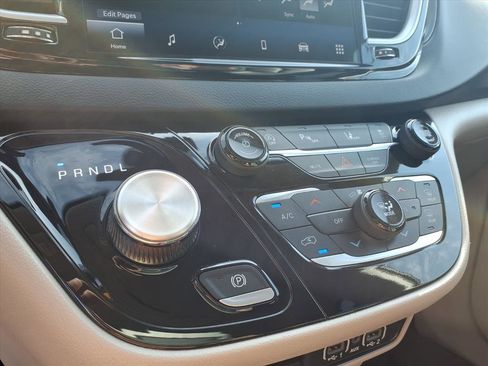 Used 2023 Chrysler Pacifica Touring-L image 15