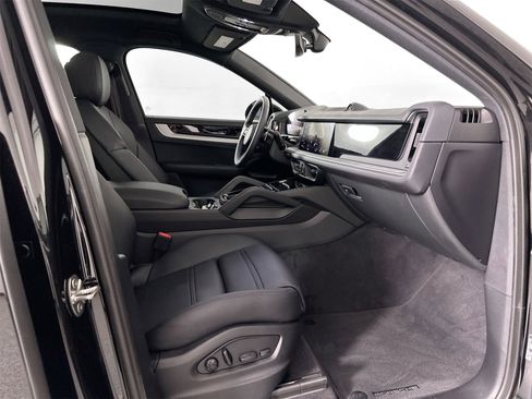 Certified 2025 Porsche Cayenne Coupe image 29