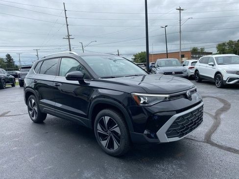 New 2025 Volkswagen Taos SE image 9