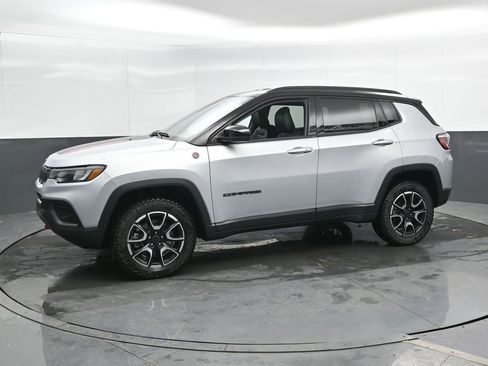 Used 2025 Jeep Compass Trailhawk w/ Trailer Tow Group image 9