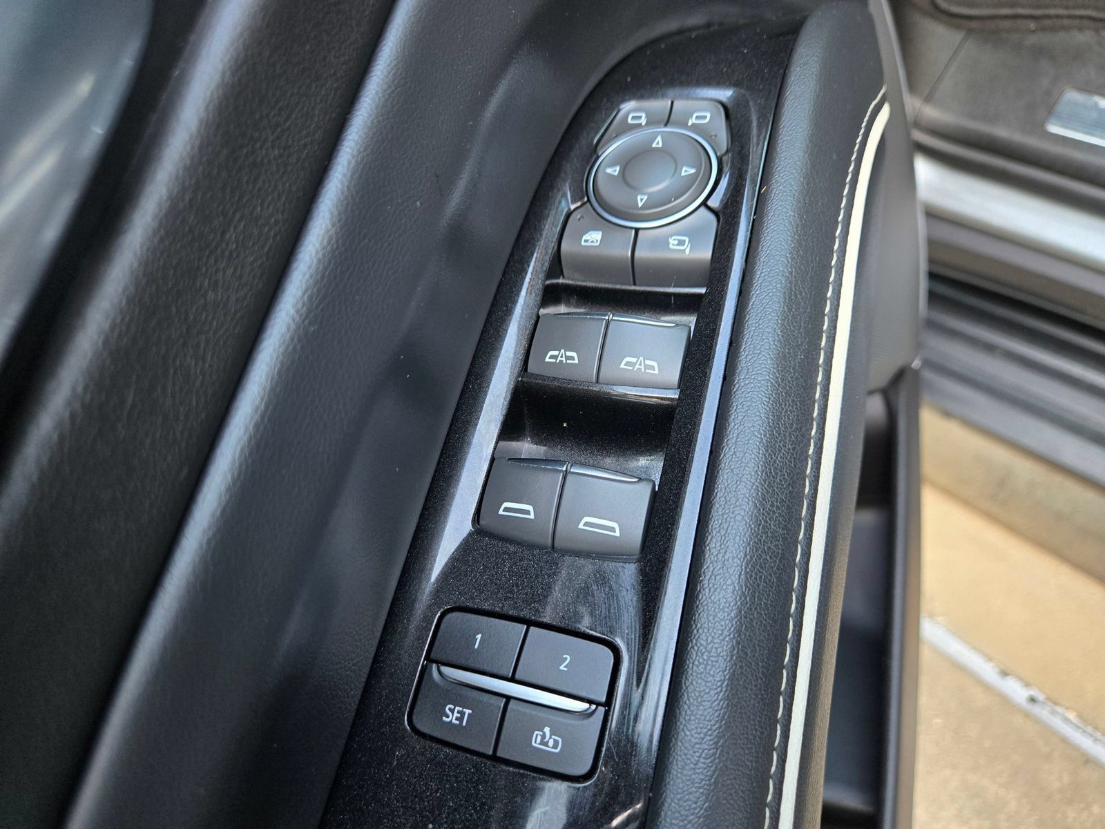 Used 2023 Cadillac Escalade ESV Luxury RWD image 32