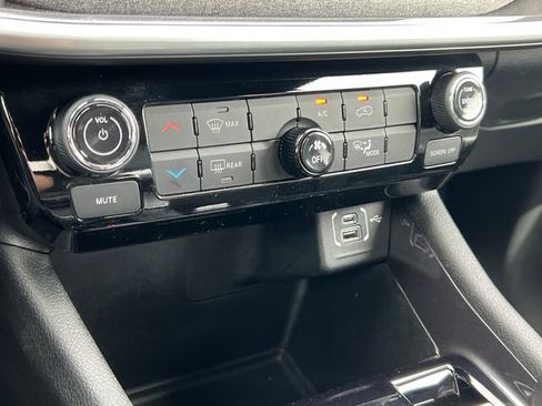 Used 2023 Jeep Compass Latitude AWD/4WD image 26