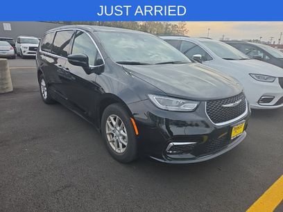 Used 2026 Chrysler Pacifica Select