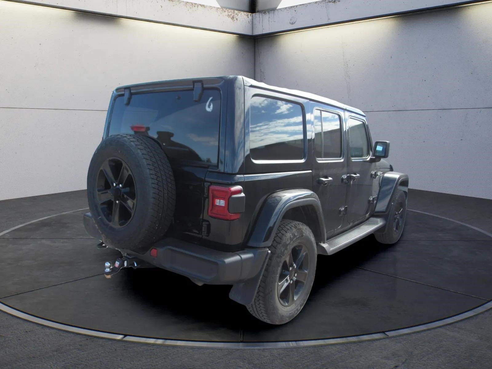 Used 2023 Jeep Wrangler Unlimited Sahara AWD/4WD image 3