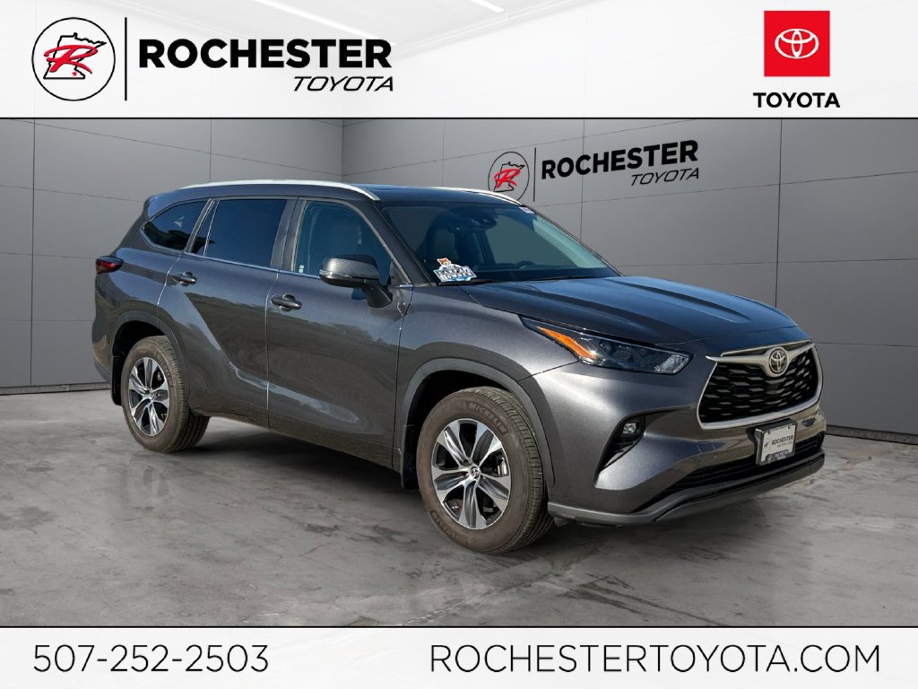 Used 2024 Toyota Highlander XLE AWD/4WD image 1