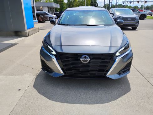 Used 2025 Nissan Altima 2.5 SV FWD image 14