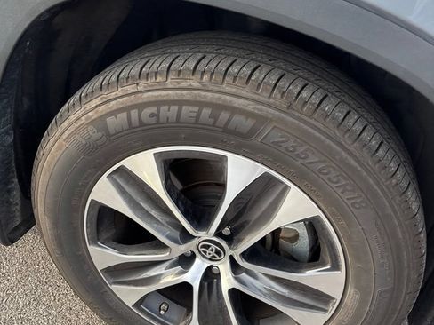 Used 2021 Toyota Highlander XLE AWD/4WD image 8