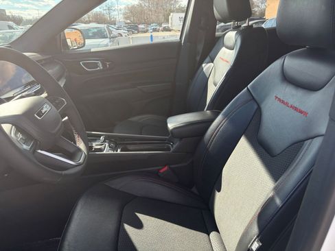 Used 2025 Jeep Compass Trailhawk image 24