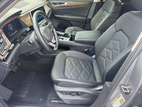 Used 2025 Volkswagen Atlas SE w/ Panoramic Sunroof Package FWD image 9