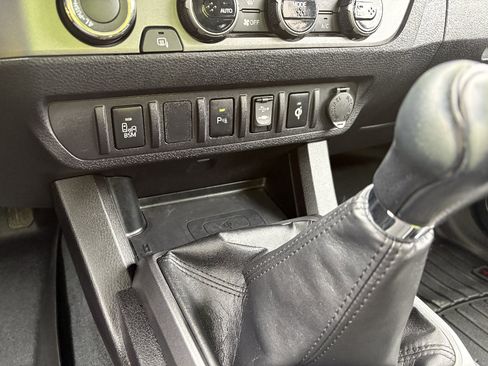 Used 2016 Toyota Tacoma TRD Off-Road w/ Premium & Technology Package image 26