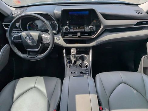 Used 2023 Toyota Highlander XLE FWD image 32