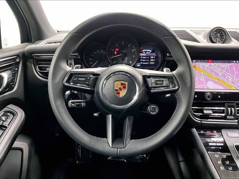 Used 2025 Porsche Macan image 18