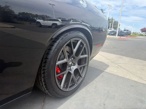 Used 2018 Dodge Challenger R/T Scat Pack w/ Leather Interior Group RWD image 9