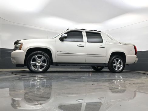 Used 2011 Chevrolet Avalanche LTZ AWD/4WD image 25